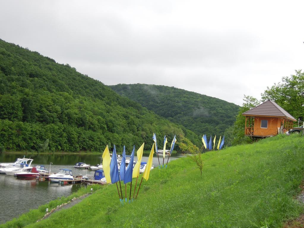 Hotel Yacht Club Mayak Dnyisztrivka Szoba fotó